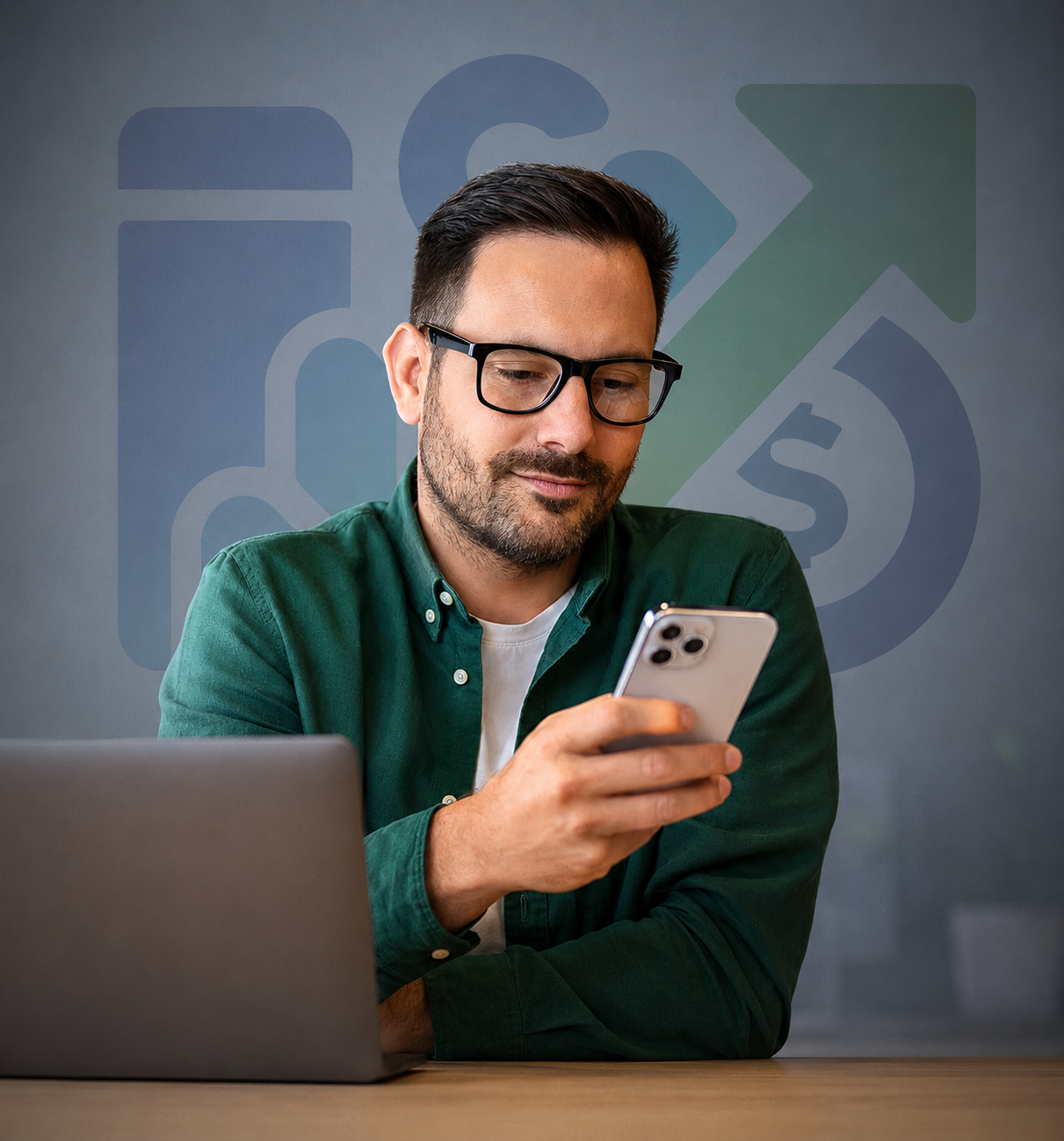 Empresário usando o OrganizaPay no celular e notebook